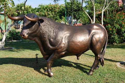 Decorative outdoor life size Animal Sculpture Hot Cast Cow Bronze Statue
