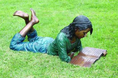 Lying Girl outdoor design Bronze Statue Reading Sculpture on Lawn for Garden Decoration